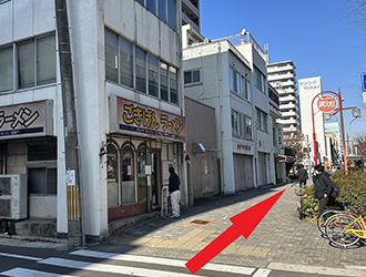 「ごきげんラーメン」を左手に見て、約200ｍ直進すると「円頓寺商店街」の入口があります